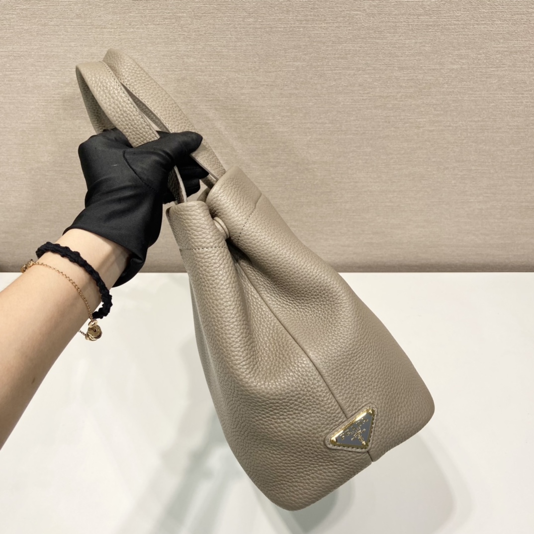 Pra*a tote bag