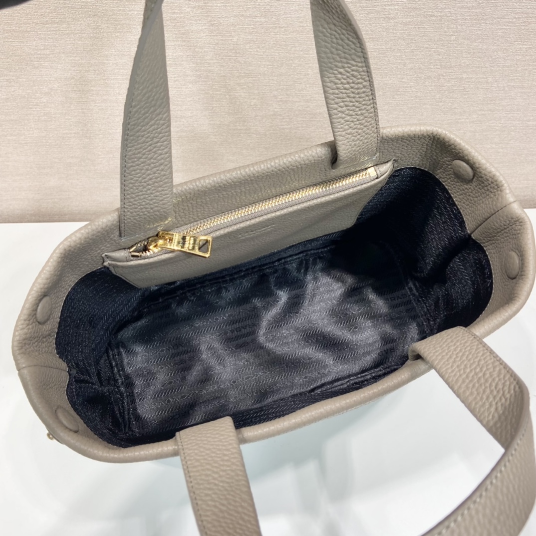 Pra*a tote bag