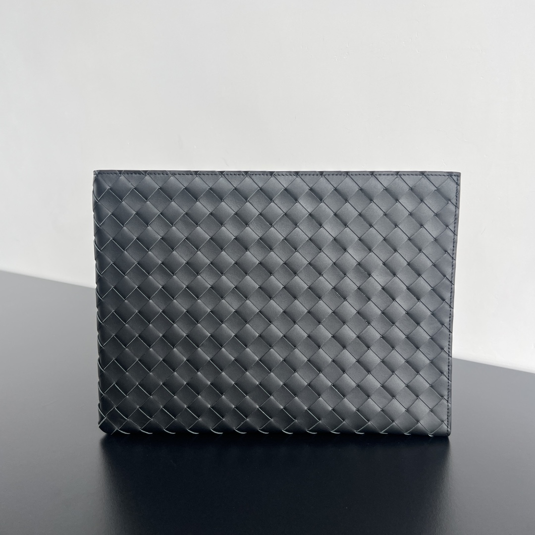 bo*te*ga Ve*ne*ta intrecciato half zip pouch
