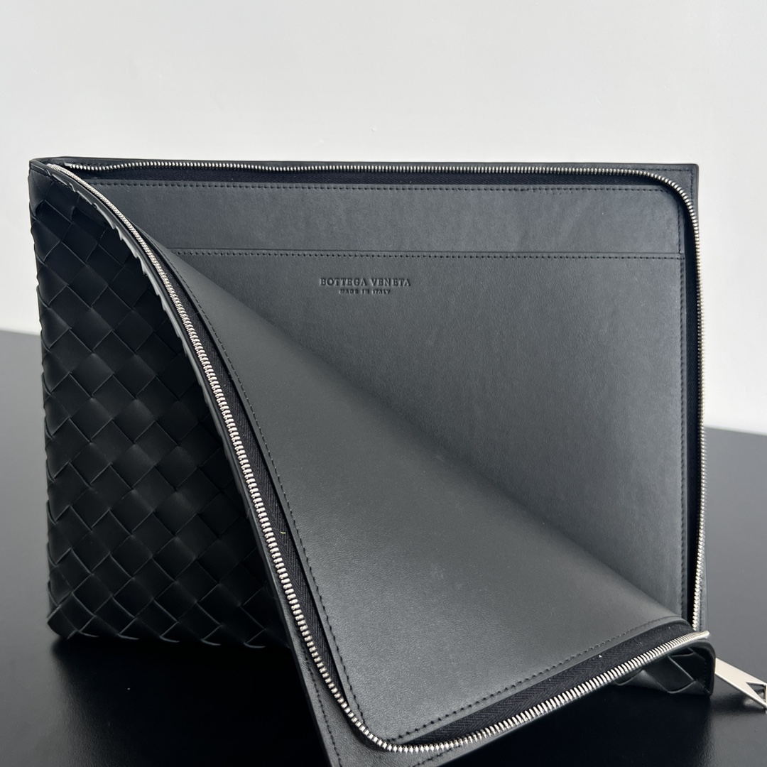 bo*te*ga Ve*ne*ta intrecciato half zip pouch