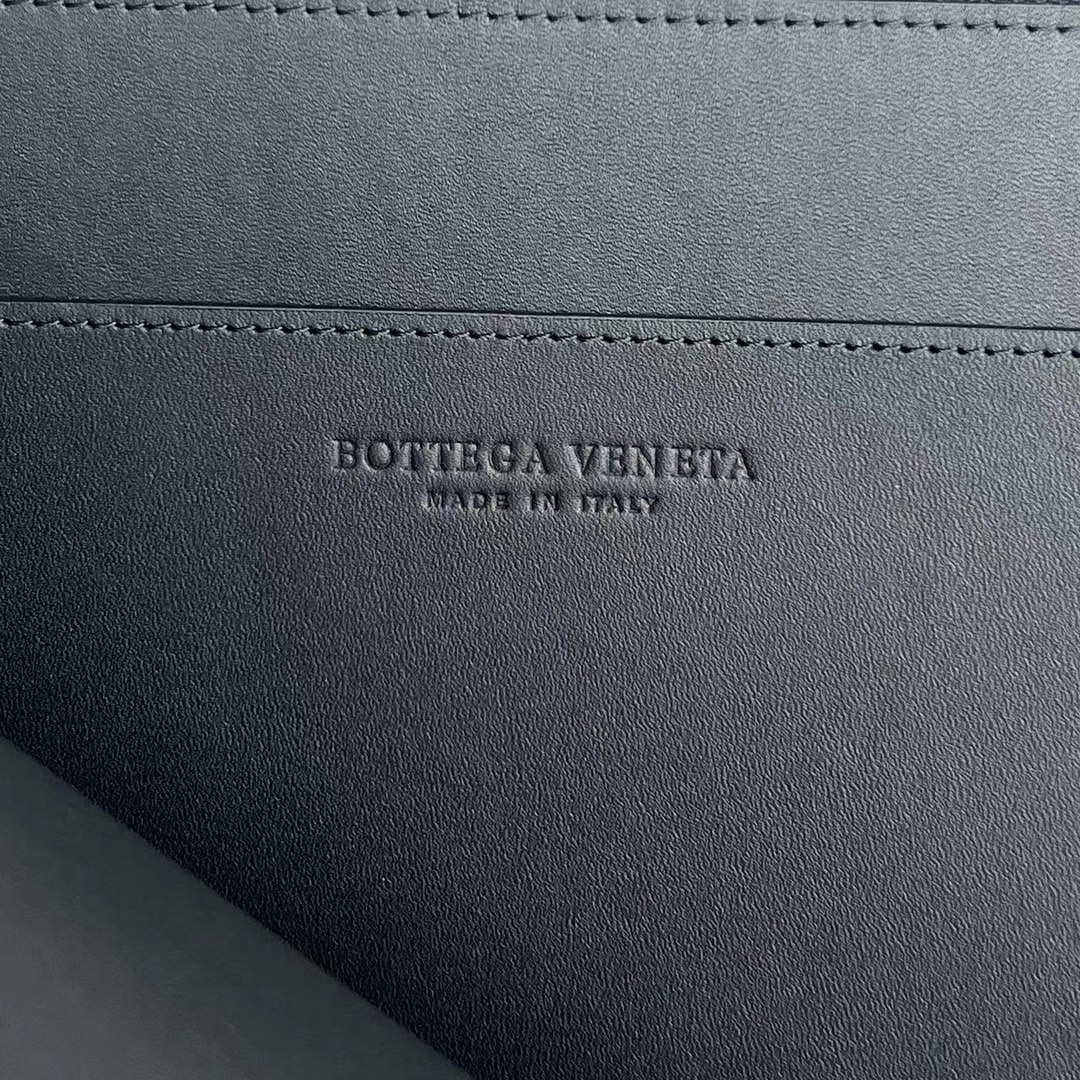 bo*te*ga Ve*ne*ta intrecciato half zip pouch