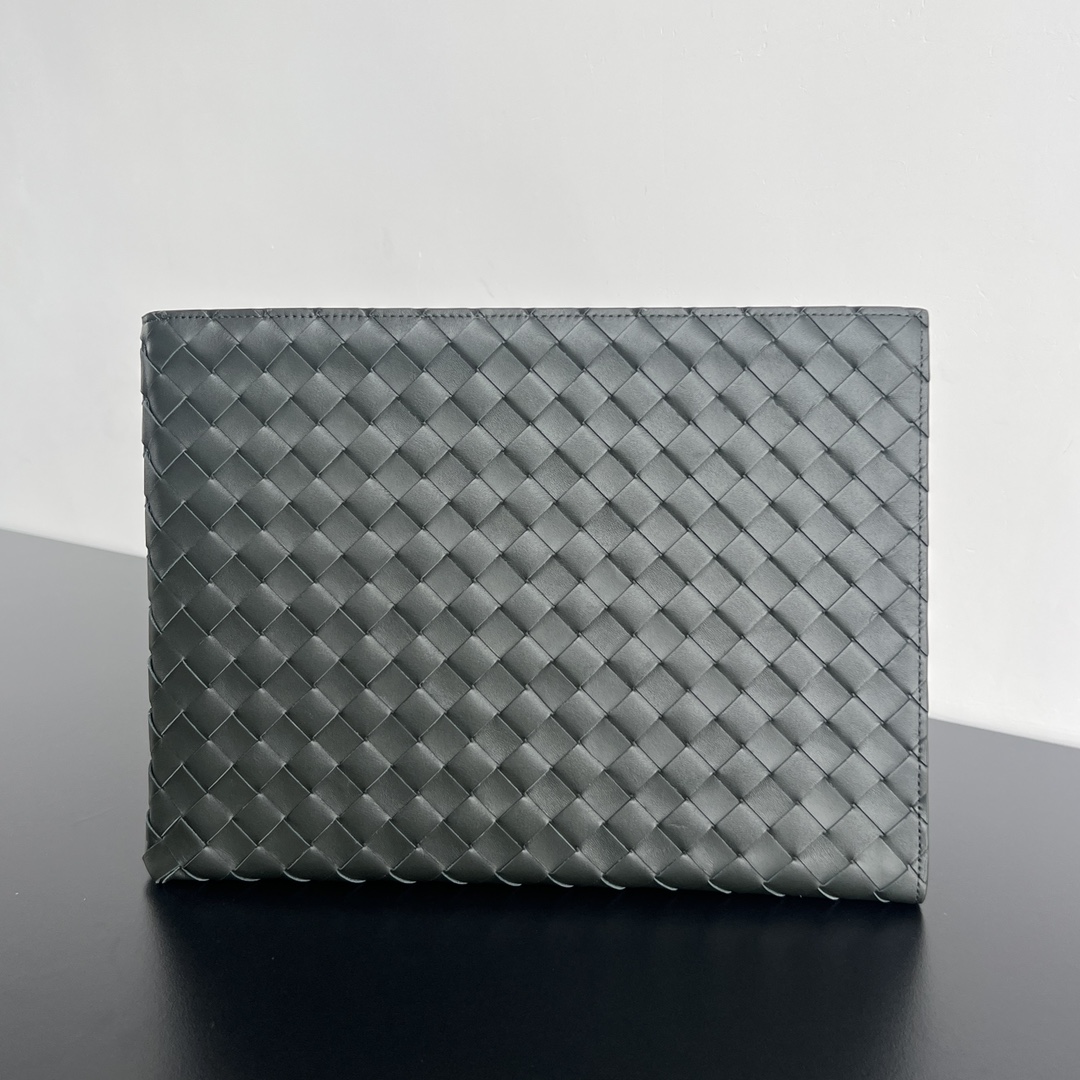 bo*te*ga Ve*ne*ta intrecciato half zip pouch