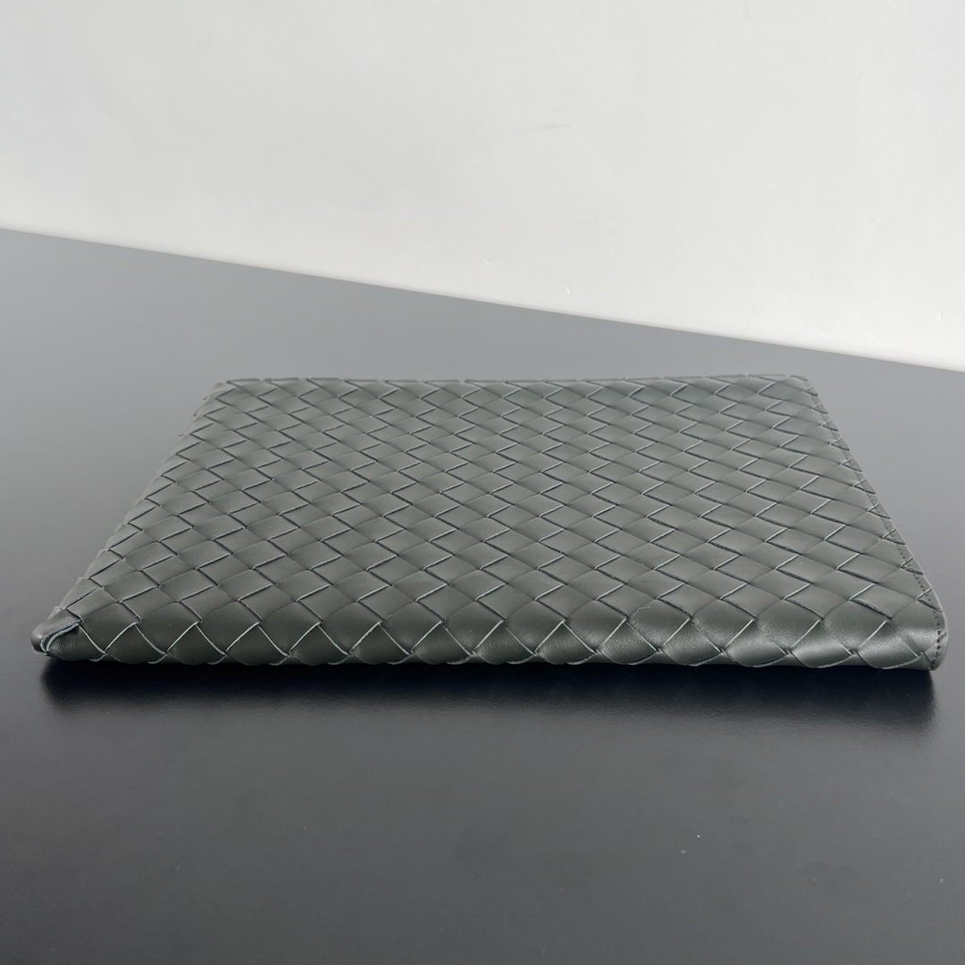 bo*te*ga Ve*ne*ta intrecciato half zip pouch