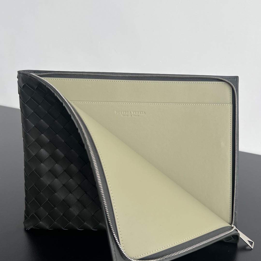 bo*te*ga Ve*ne*ta intrecciato half zip pouch