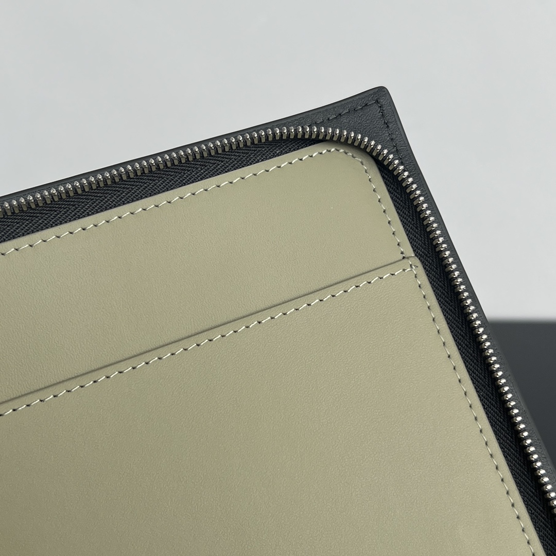 bo*te*ga Ve*ne*ta intrecciato half zip pouch