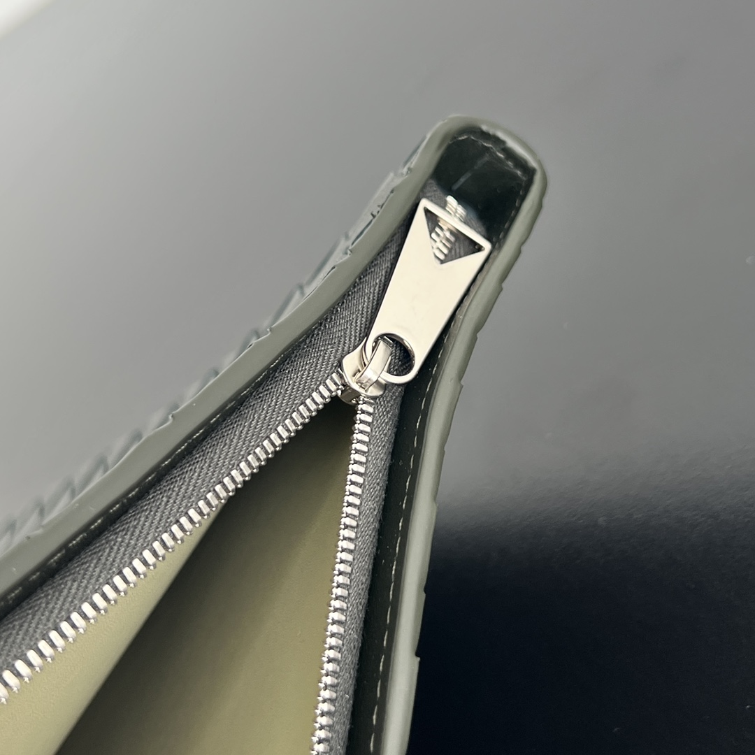 bo*te*ga Ve*ne*ta intrecciato half zip pouch