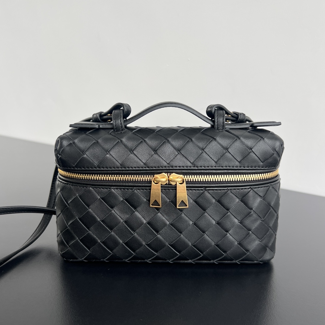 bo*te*ga Ve*ne*ta bang bang vanity case