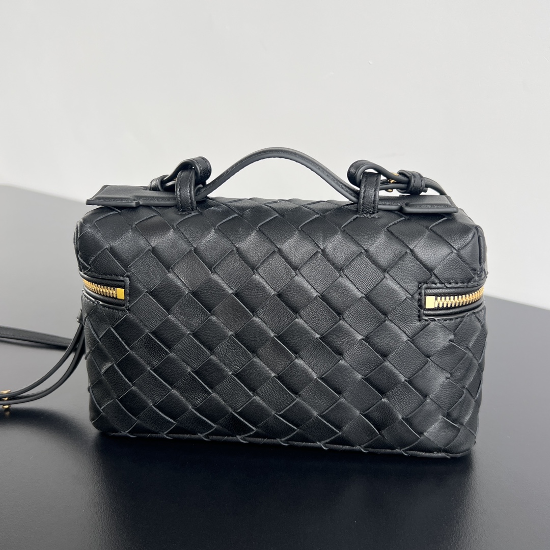 bo*te*ga Ve*ne*ta bang bang vanity case