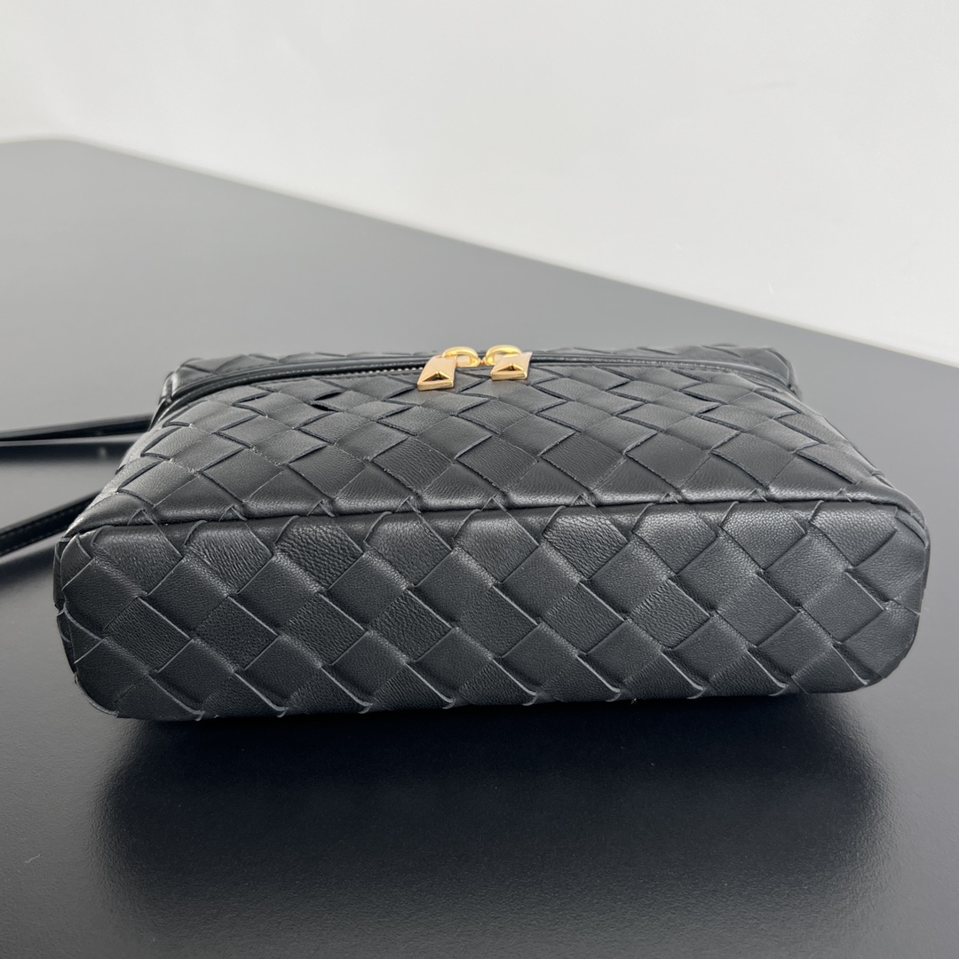 bo*te*ga Ve*ne*ta bang bang vanity case