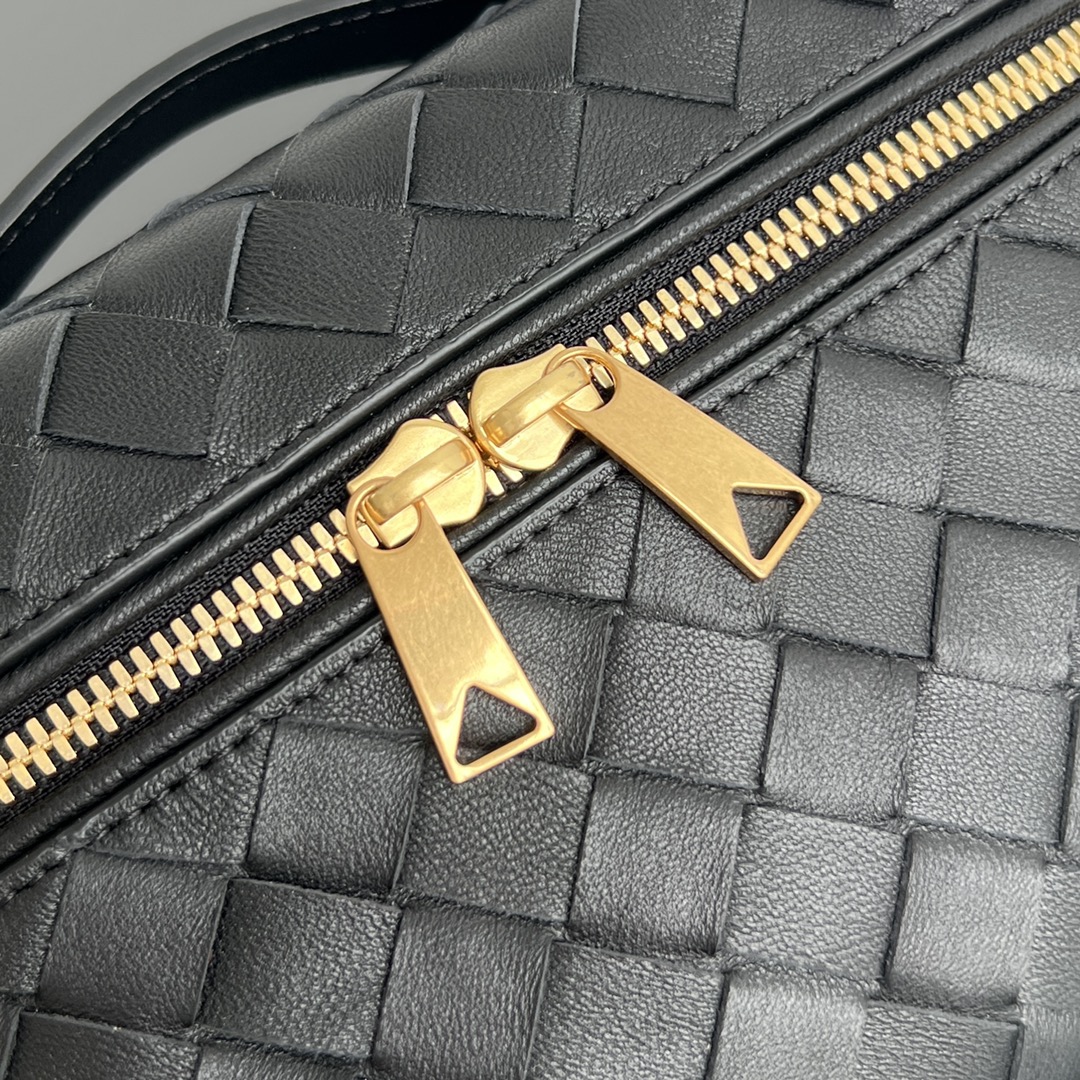 bo*te*ga Ve*ne*ta bang bang vanity case