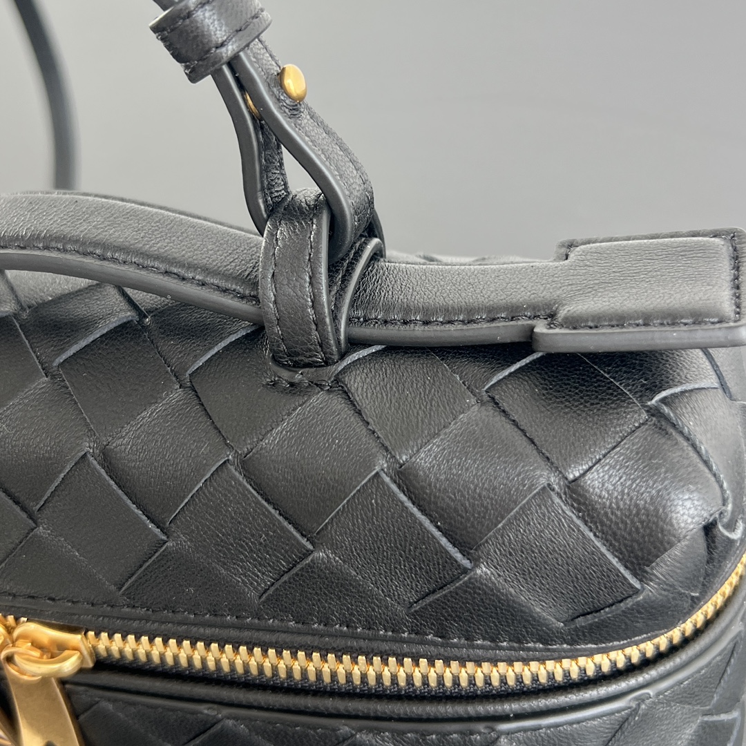 bo*te*ga Ve*ne*ta bang bang vanity case
