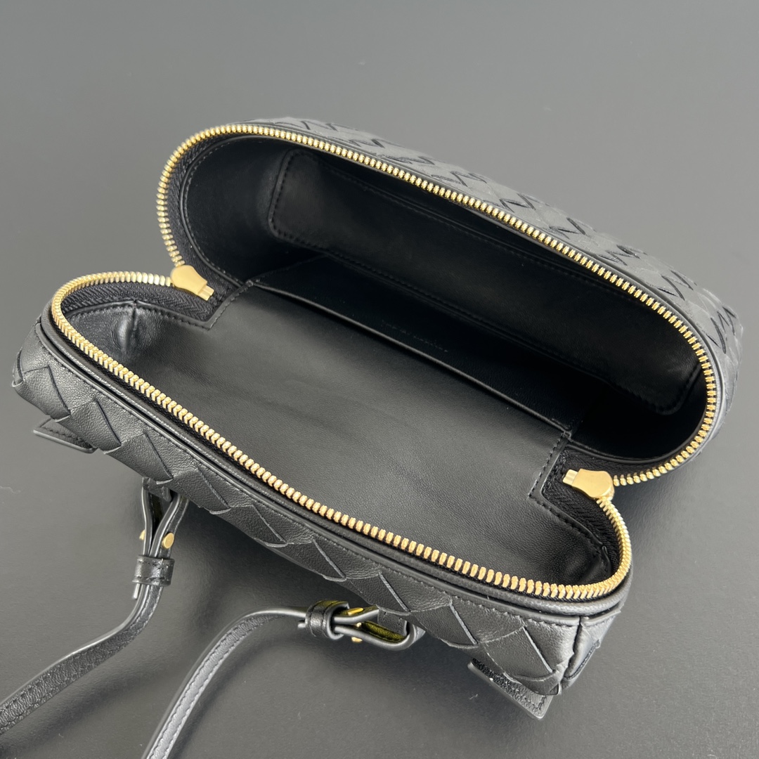 bo*te*ga Ve*ne*ta bang bang vanity case