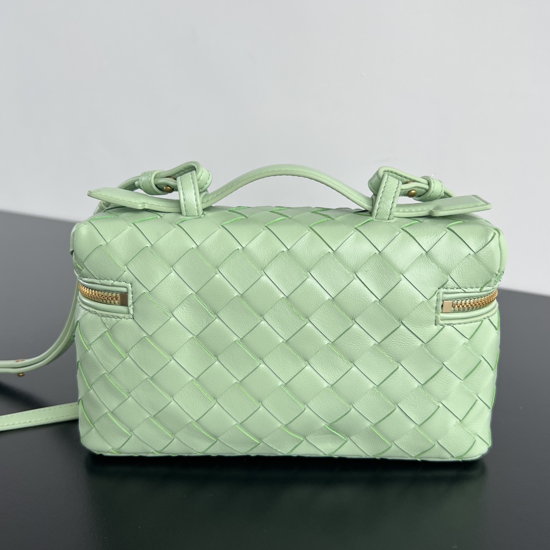 bo*te*ga Ve*ne*ta bang bang vanity case
