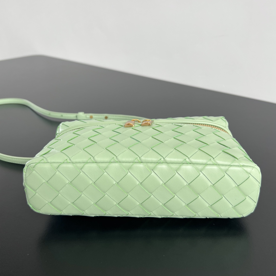 bo*te*ga Ve*ne*ta bang bang vanity case