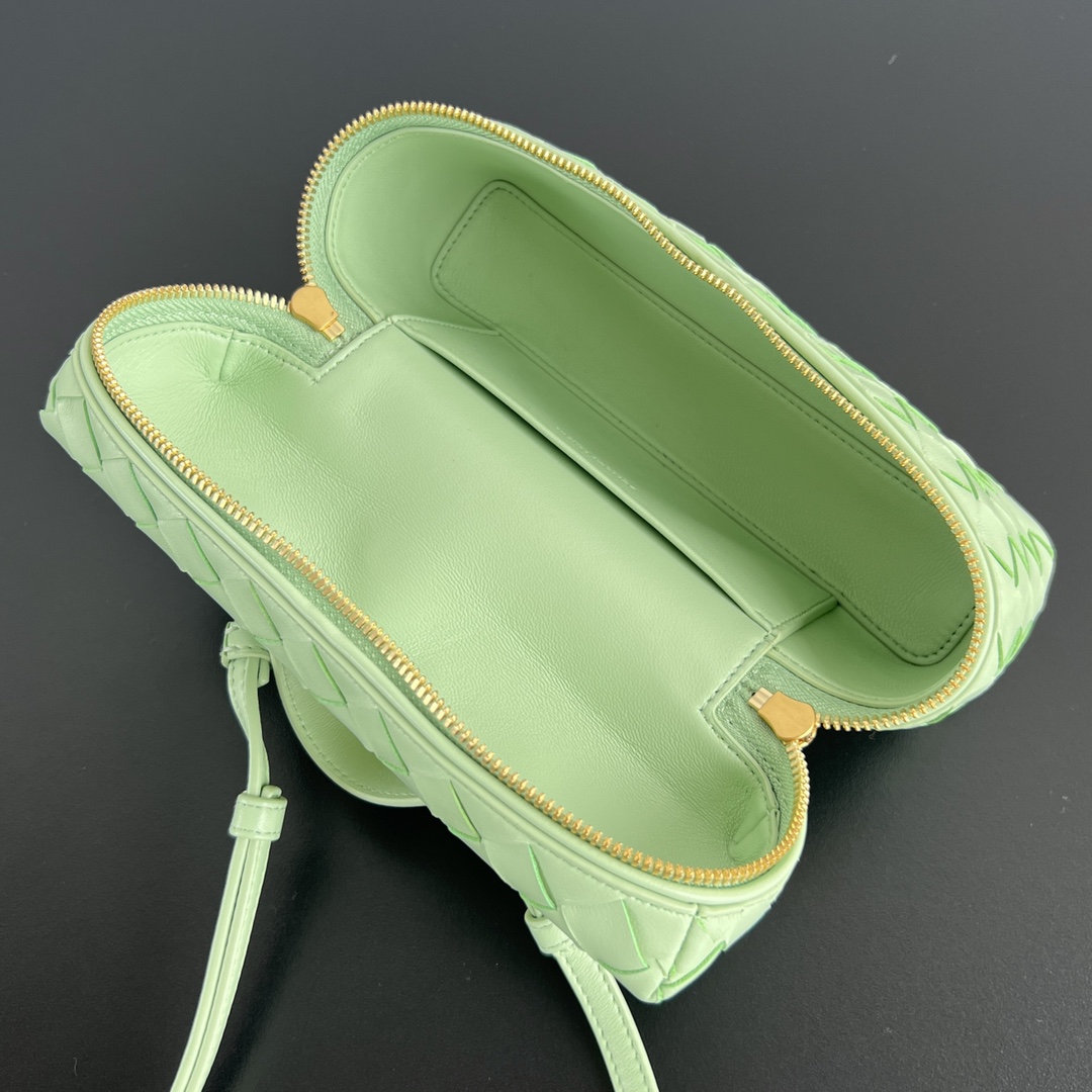 bo*te*ga Ve*ne*ta bang bang vanity case