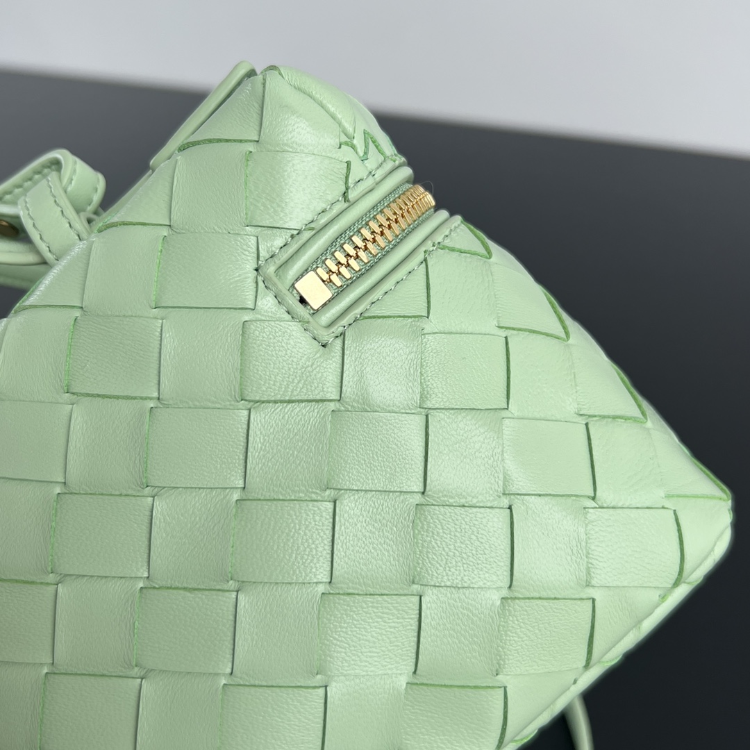 bo*te*ga Ve*ne*ta bang bang vanity case