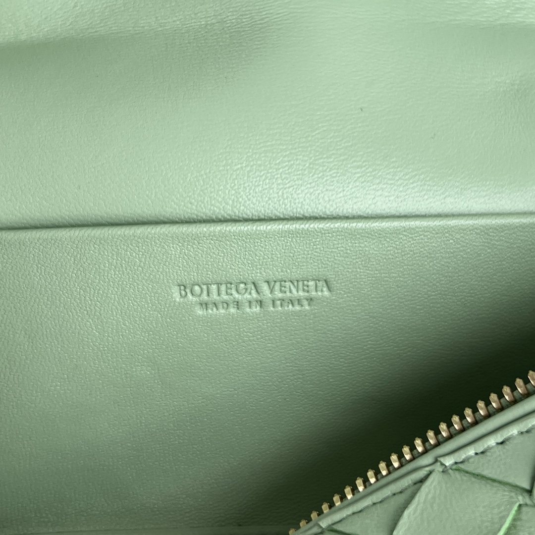 bo*te*ga Ve*ne*ta bang bang vanity case