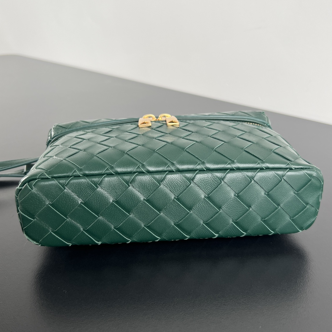 bo*te*ga Ve*ne*ta bang bang vanity case