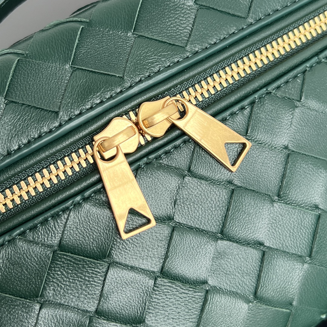 bo*te*ga Ve*ne*ta bang bang vanity case