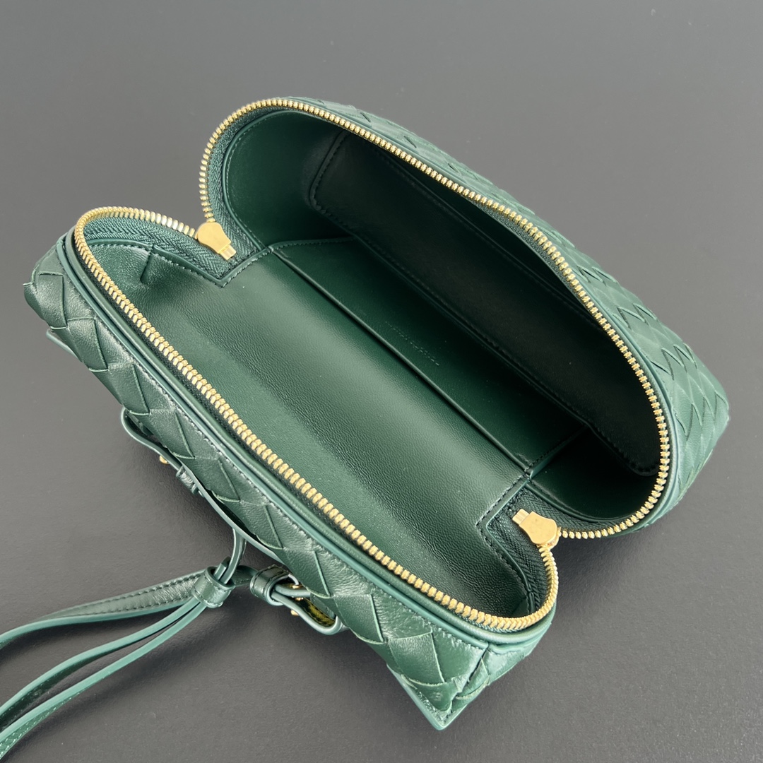 bo*te*ga Ve*ne*ta bang bang vanity case