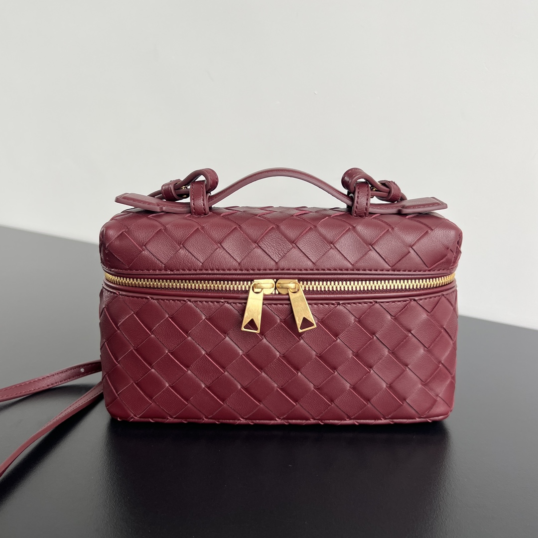 bo*te*ga Ve*ne*ta bang bang vanity case