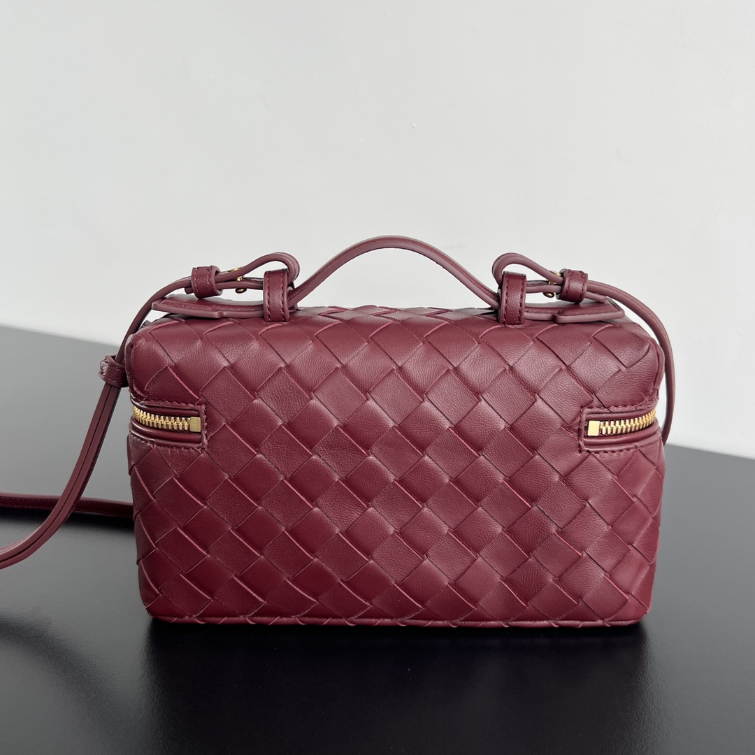 bo*te*ga Ve*ne*ta bang bang vanity case