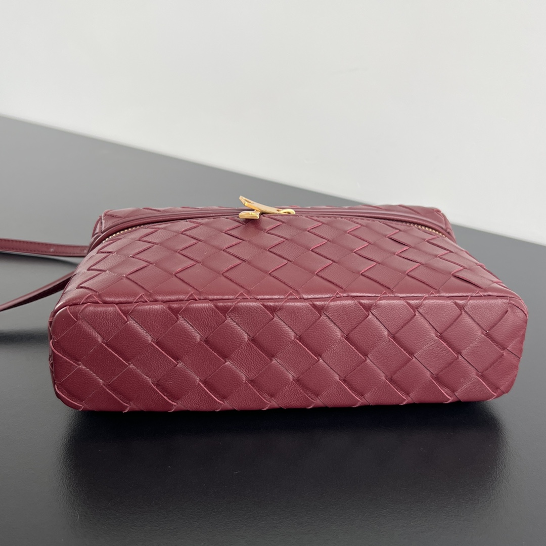 bo*te*ga Ve*ne*ta bang bang vanity case