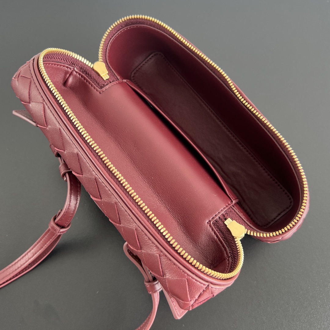 bo*te*ga Ve*ne*ta bang bang vanity case