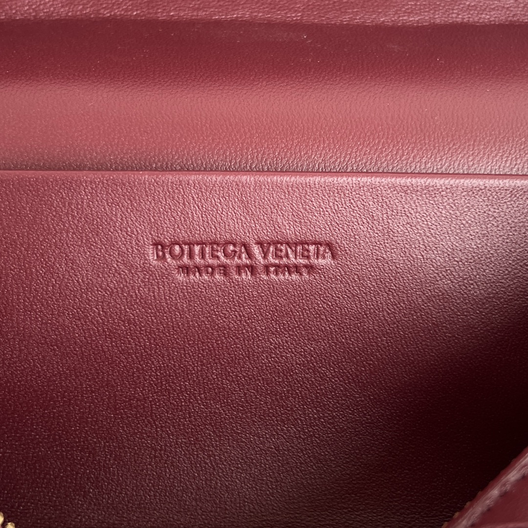 bo*te*ga Ve*ne*ta bang bang vanity case