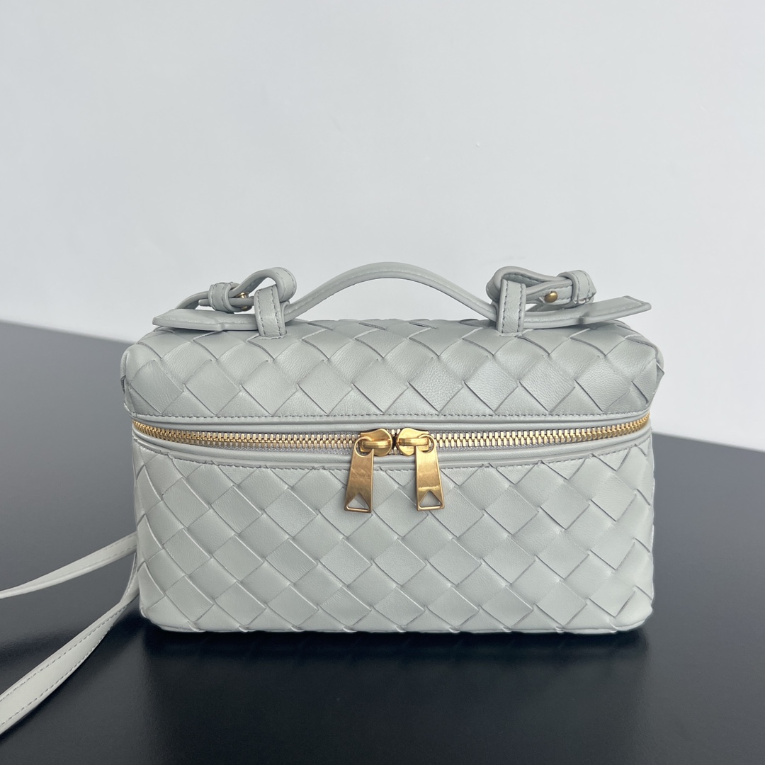bo*te*ga Ve*ne*ta bang bang vanity case