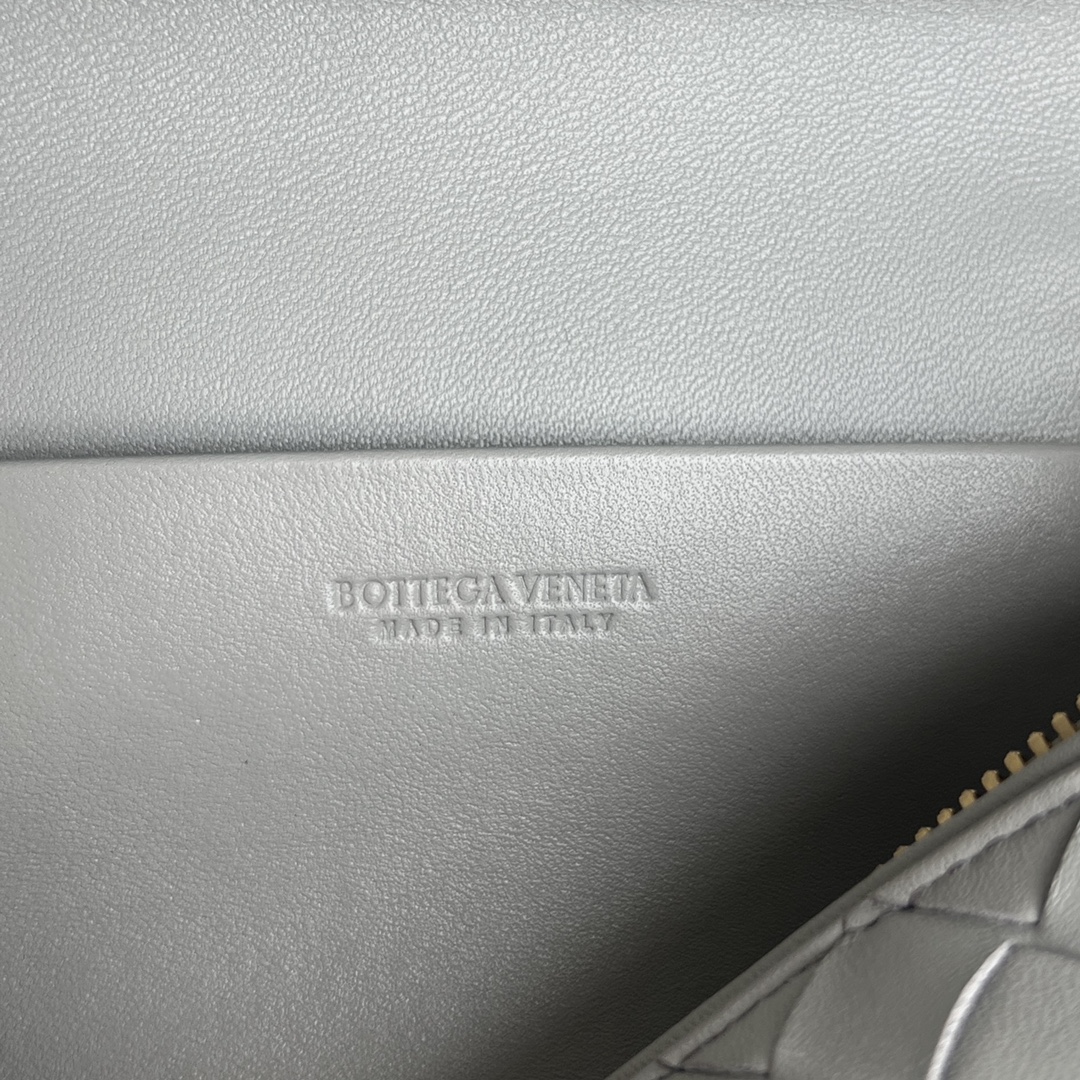 bo*te*ga Ve*ne*ta bang bang vanity case