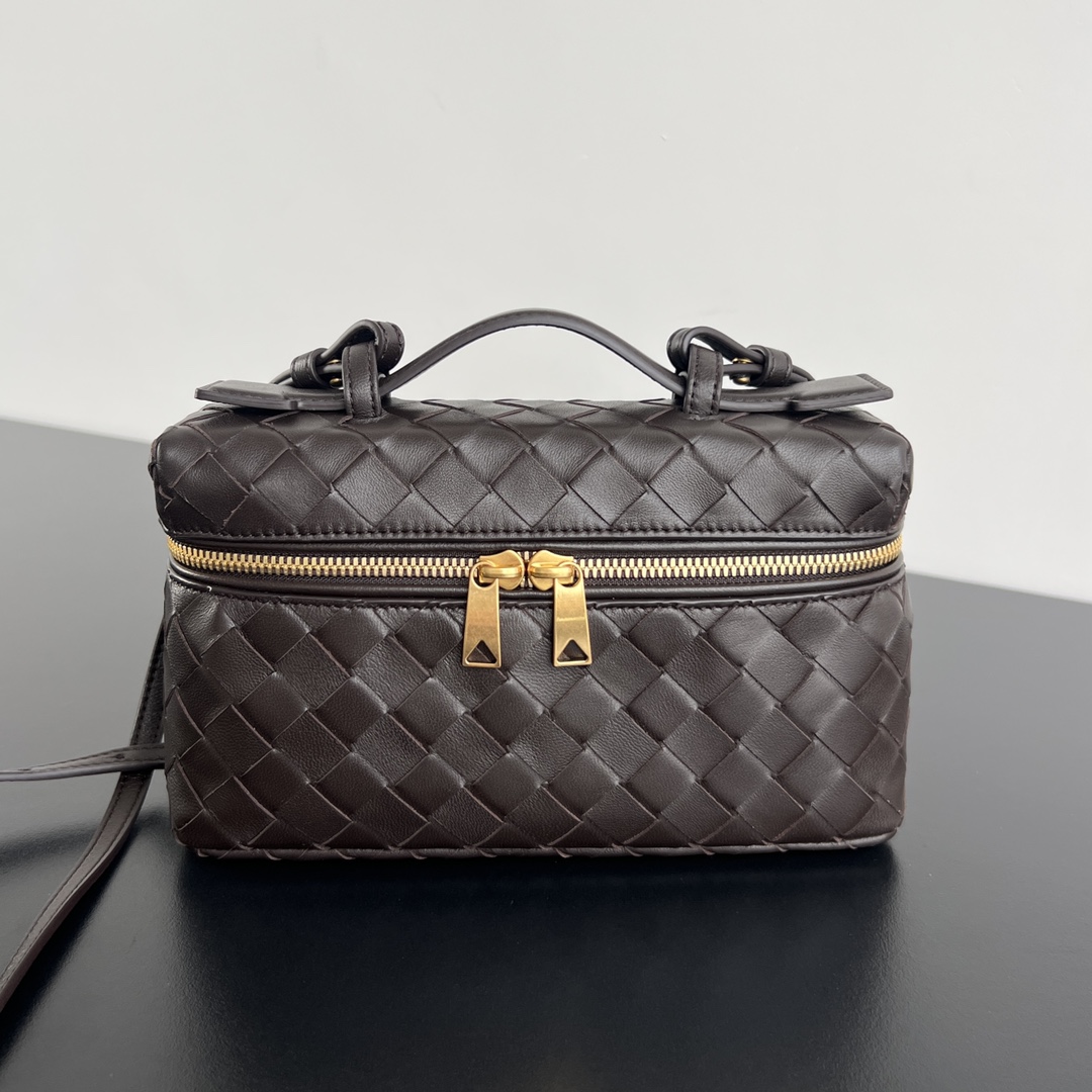 bo*te*ga Ve*ne*ta bang bang vanity case