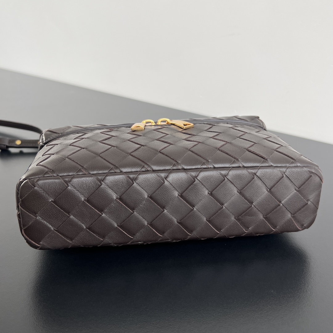 bo*te*ga Ve*ne*ta bang bang vanity case