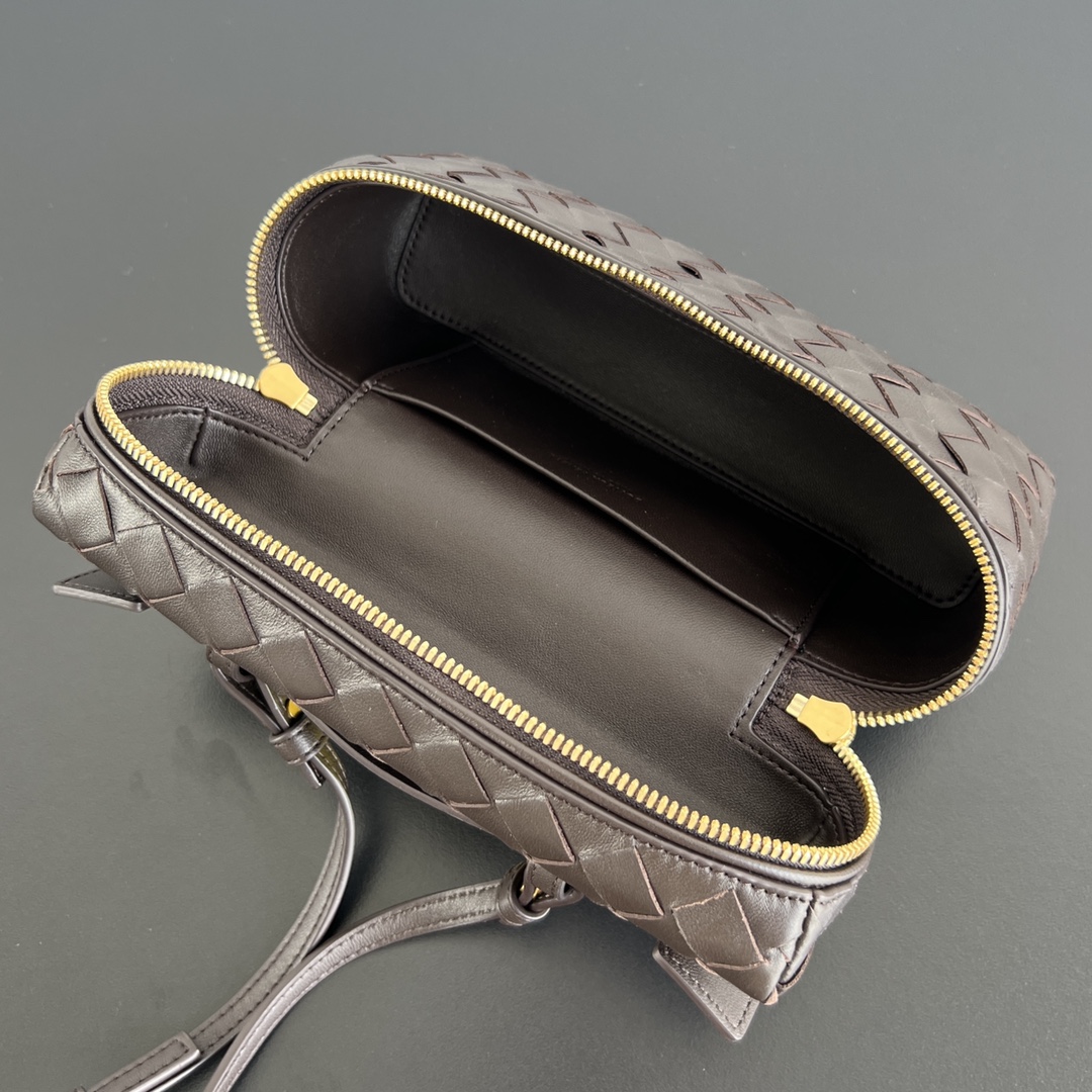 bo*te*ga Ve*ne*ta bang bang vanity case