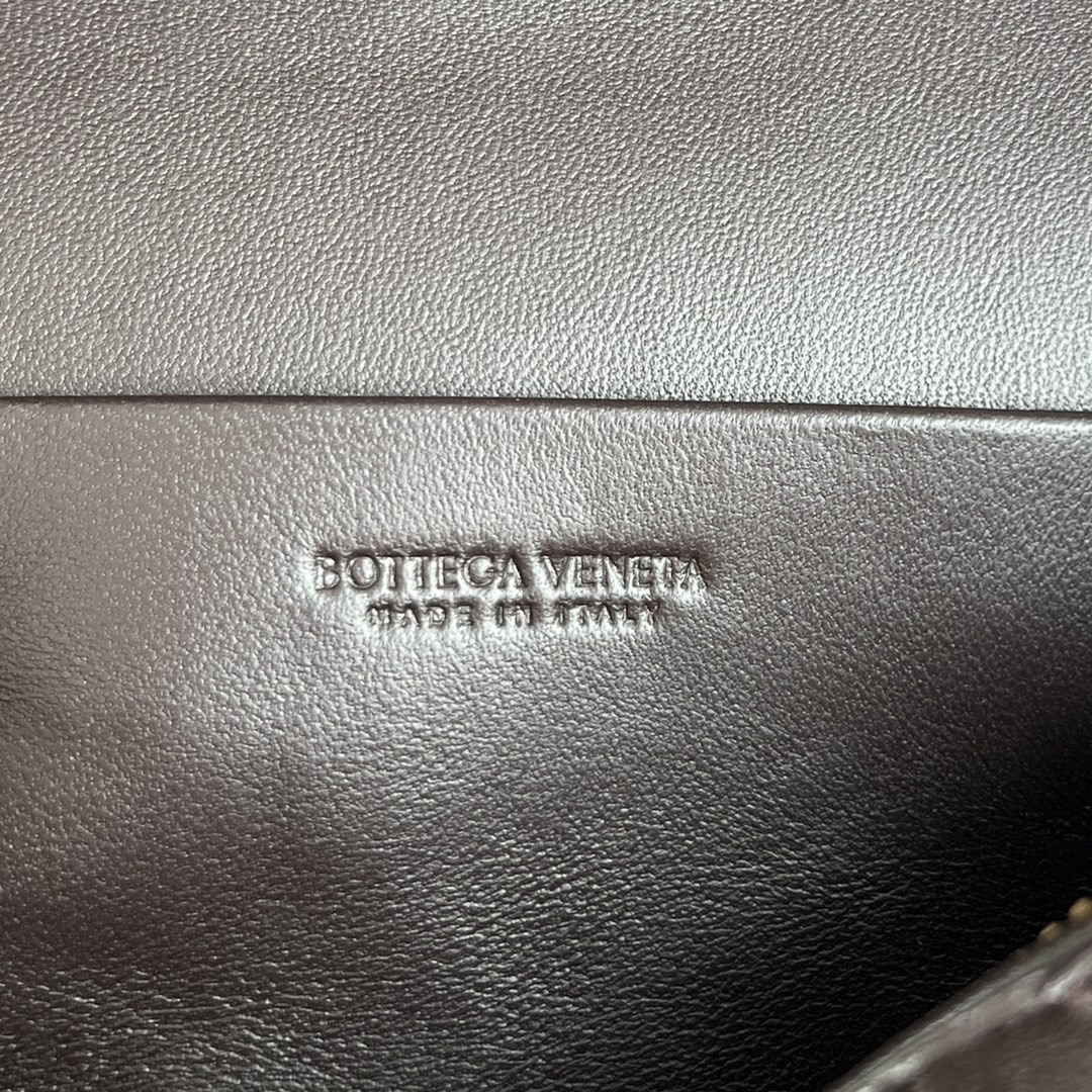 bo*te*ga Ve*ne*ta bang bang vanity case