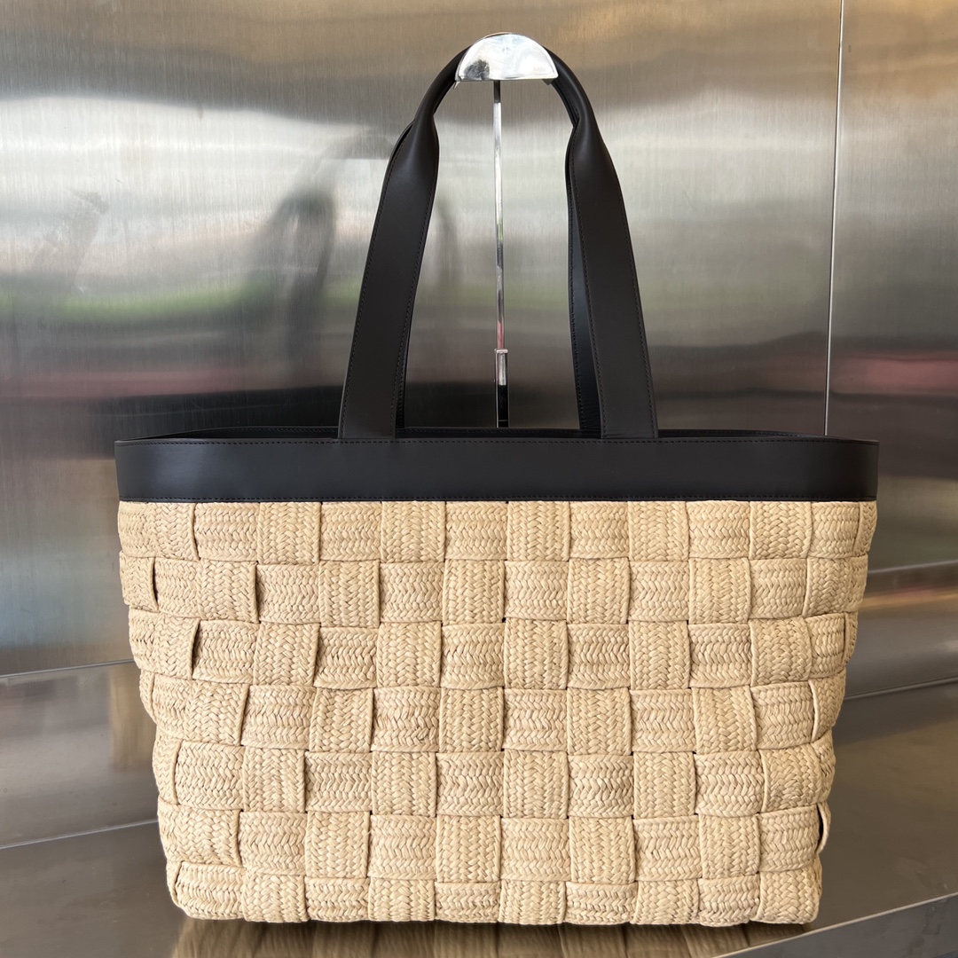 bo*te*ga Ve*ne*ta raffia tote bag