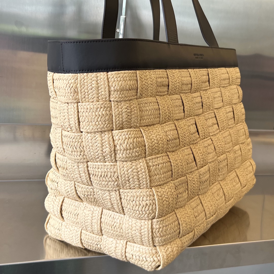 bo*te*ga Ve*ne*ta raffia tote bag