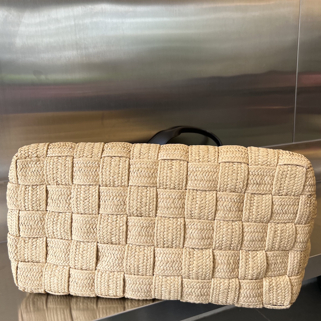 bo*te*ga Ve*ne*ta raffia tote bag