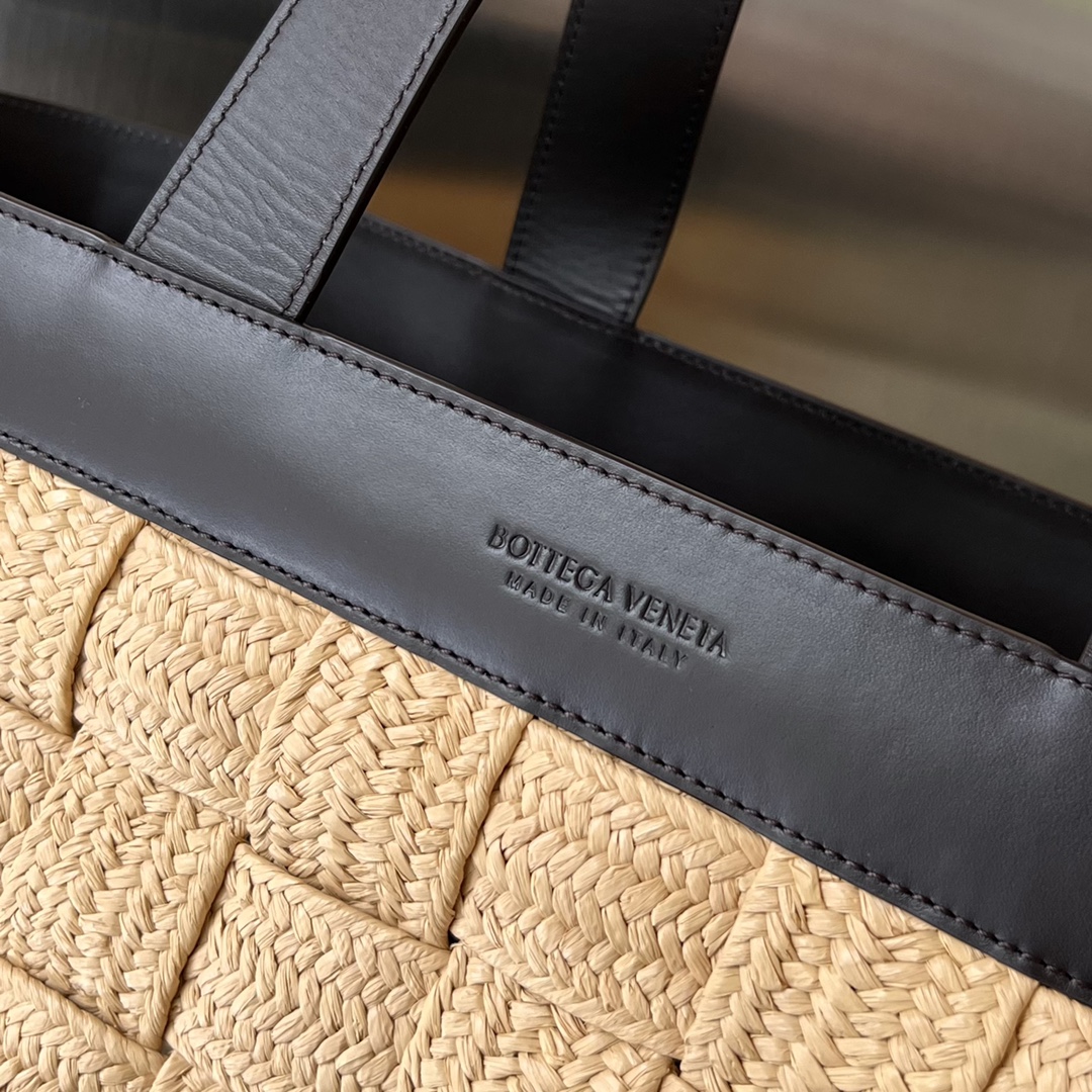 bo*te*ga Ve*ne*ta raffia tote bag