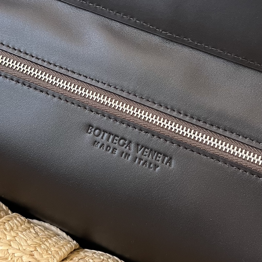 bo*te*ga Ve*ne*ta raffia tote bag