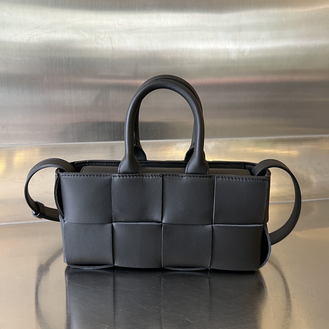 bo*te*ga Ve*ne*ta mini east-west arco tote