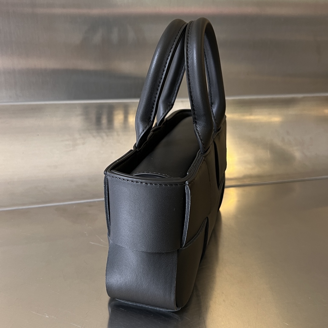 bo*te*ga Ve*ne*ta mini east-west arco tote