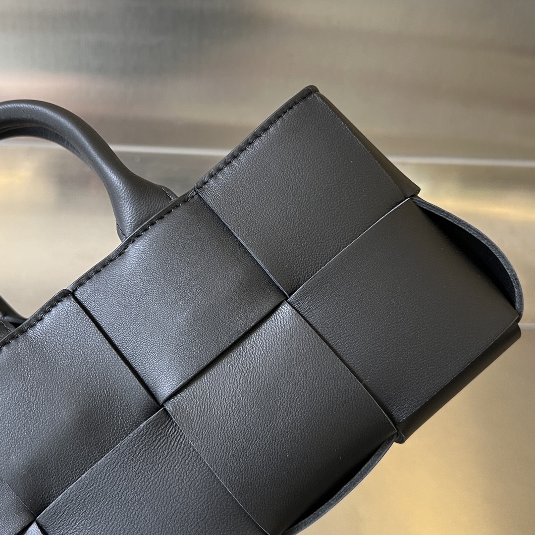 bo*te*ga Ve*ne*ta mini east-west arco tote