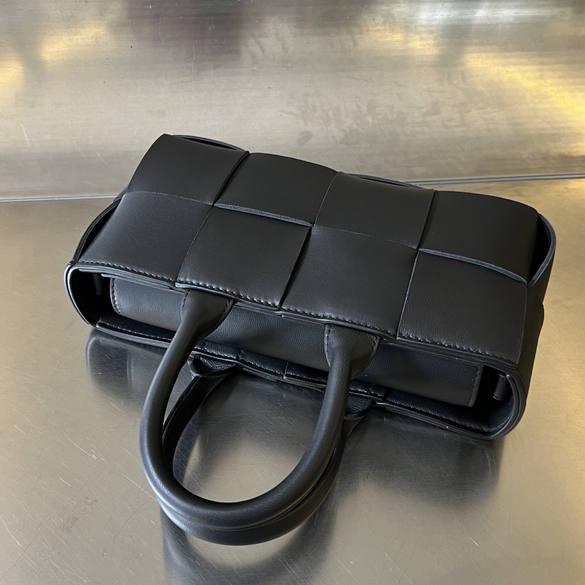 bo*te*ga Ve*ne*ta mini east-west arco tote