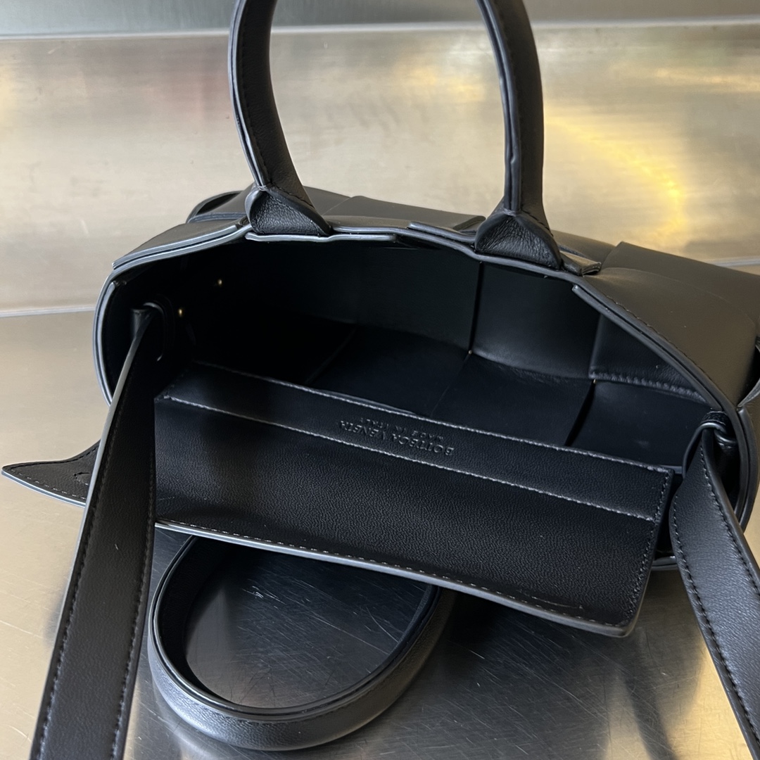 bo*te*ga Ve*ne*ta mini east-west arco tote