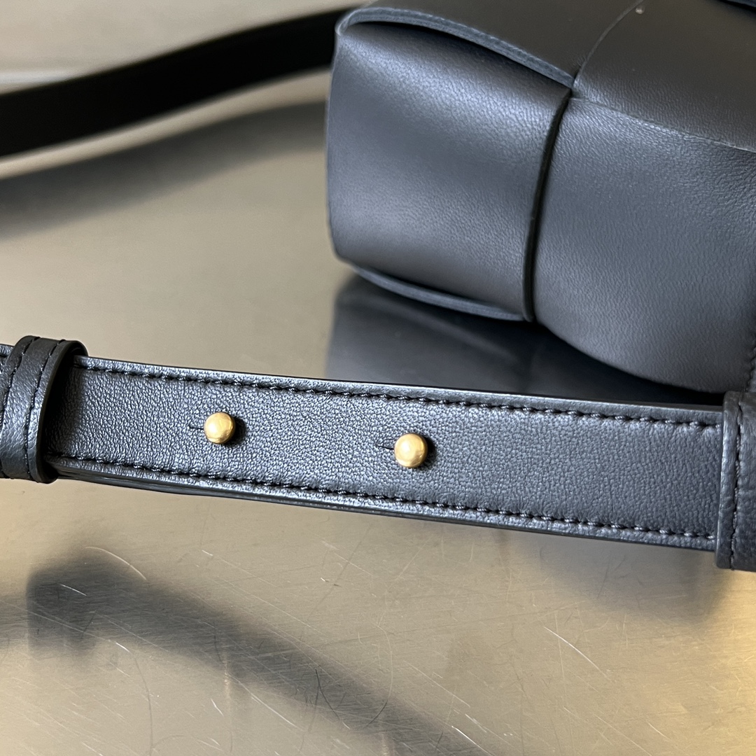 bo*te*ga Ve*ne*ta mini east-west arco tote