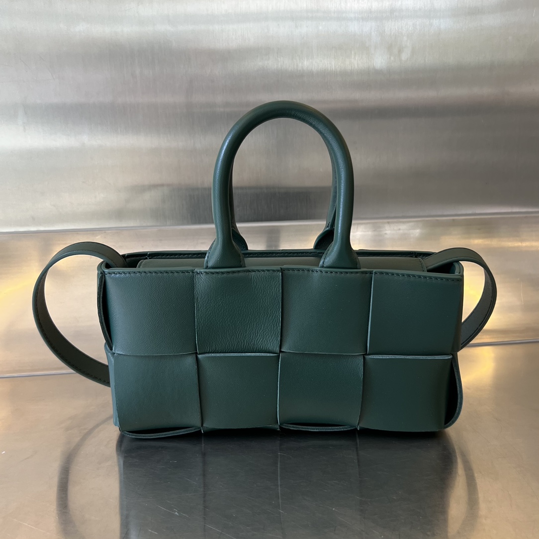 bo*te*ga Ve*ne*ta mini east-west arco tote
