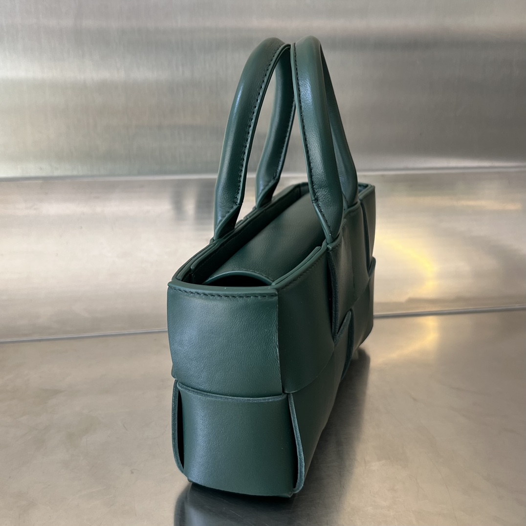 bo*te*ga Ve*ne*ta mini east-west arco tote