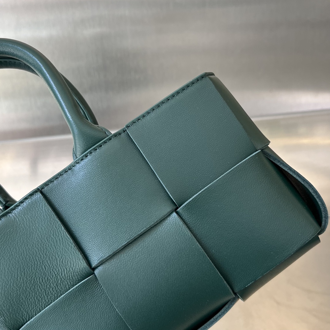 bo*te*ga Ve*ne*ta mini east-west arco tote
