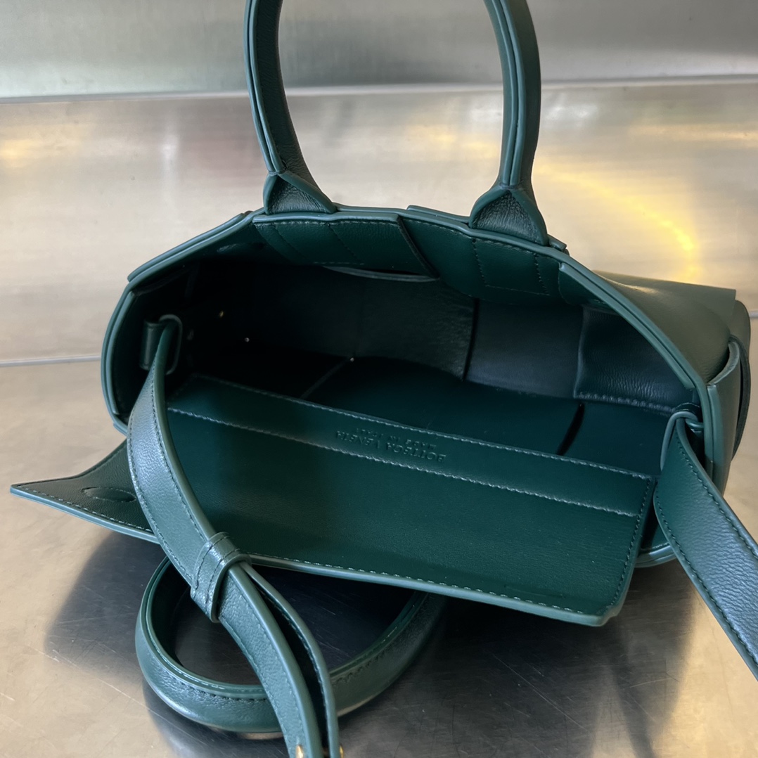 bo*te*ga Ve*ne*ta mini east-west arco tote